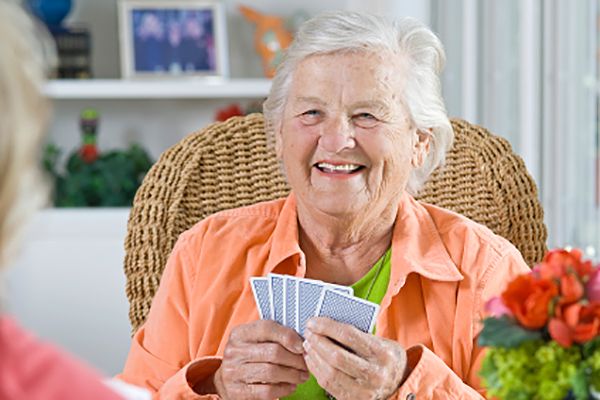 Eine freundliche Oma spielt Karten